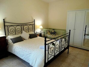 5 Schlafzimmer, Bügeleisen/Bügelbrett, Reisekinderbett, kostenloses WLAN