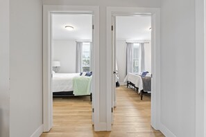 2 slaapkamers, een strijkplank/strijkijzer, gratis wifi, beddengoed