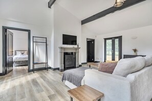 2 kamar tidur dan didekorasi berbeda-beda