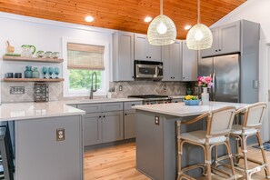 Een koelkast, een magnetron, een oven, een kookplaat