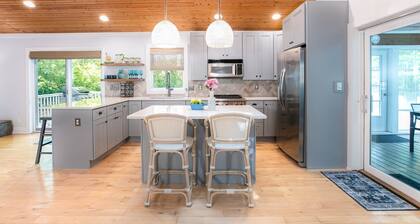 The Sawyer Cottage/3 season porch/hot tub/fire pit/jungle gym/large fenced yard