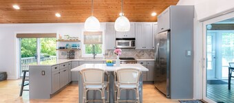 The Sawyer Cottage/3 season porch/hot tub/fire pit/jungle gym/large fenced yard