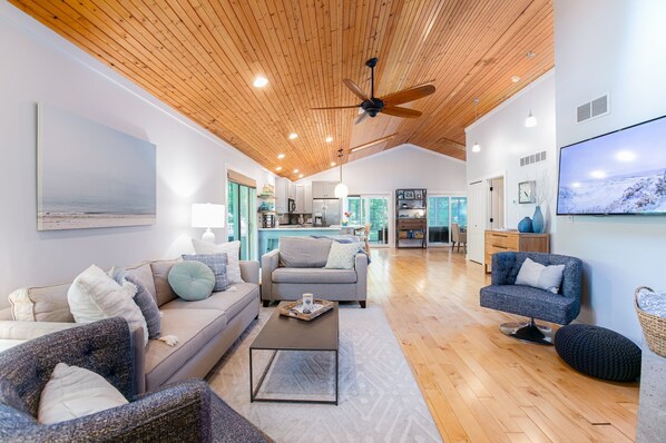 Een smart-tv en een open haard