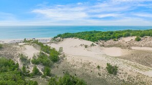 Ligstoelen aan het strand, strandlakens