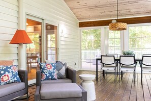 Een smart-tv en een open haard