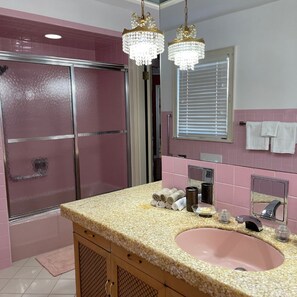 Ensemble douche/baignoire, sèche-cheveux, serviettes fournies, savon