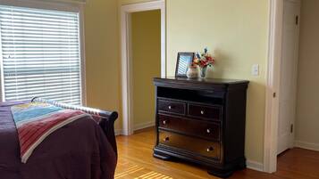 3 bedrooms, iron/ironing board, travel crib, free WiFi