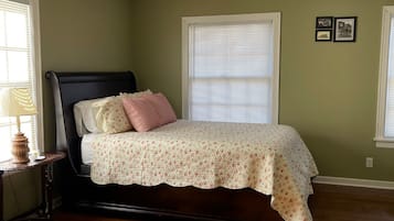3 habitaciones, tabla de planchar con plancha y cuna de viaje