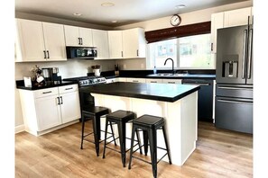 Private kitchen - Charming Home close to downtown Kirkland (Kirkland)