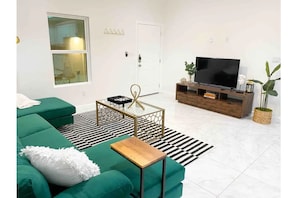 Living area - ::RARE FIND:: 3 Bd Apt. On the expressway (San Juan)