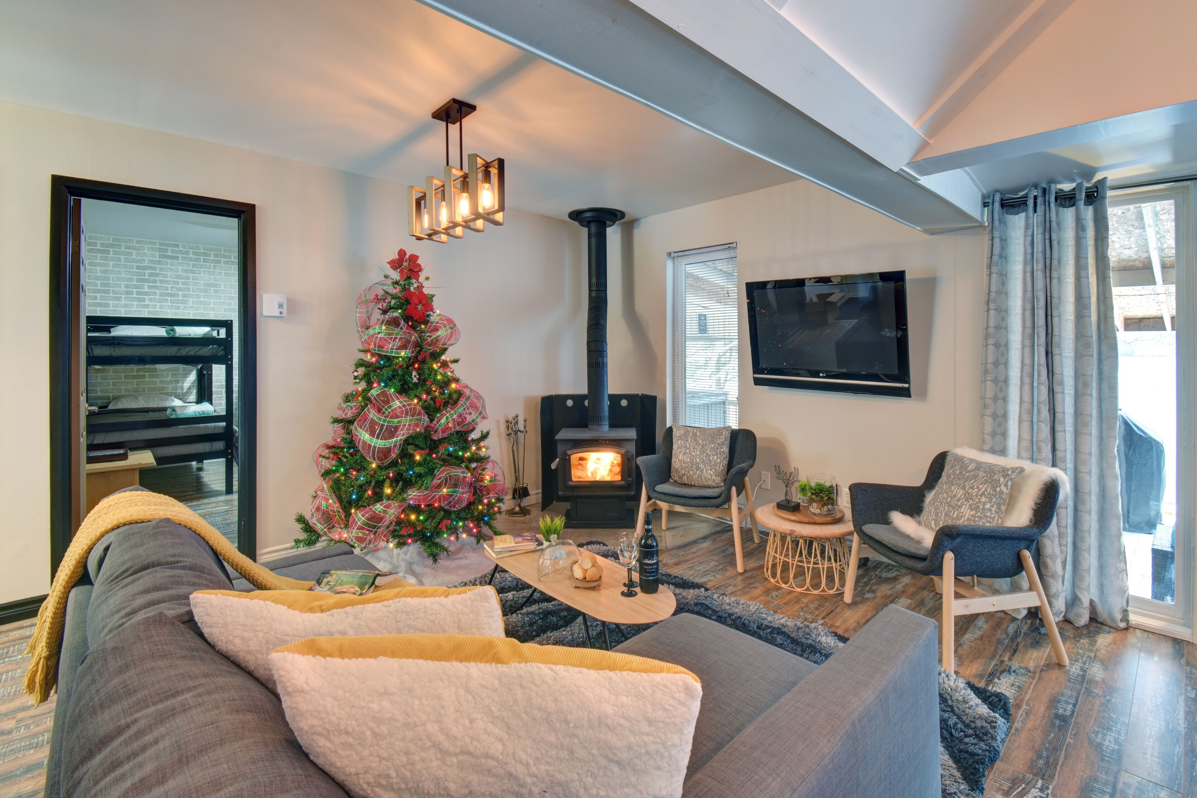 Älytelevisio, takka, kirjoja