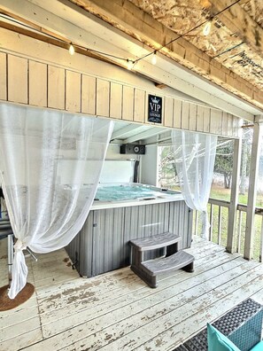 Outdoor spa tub - Waterfront Chalet with  HotTub (Rivière-Rouge)