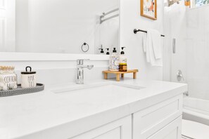 Combined shower/tub, jetted tub, hair dryer, towels