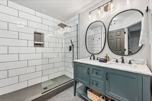 Een douche, een haardroger, handdoeken