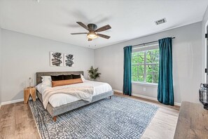 3 bedrooms, desk, iron/ironing board, travel crib
