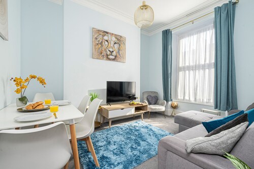 JOIVY Charming 4-Bed House Near The Hoe Park