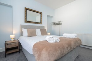 4 bedrooms, desk, laptop workspace, iron/ironing board - JOIVY Charming 4-Bed House Near The Hoe Park (Plymouth)