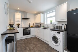 Maison, 4 chambres | Cuisine privée | Réfrigérateur, un four, surface de cuisson, bouilloire électrique