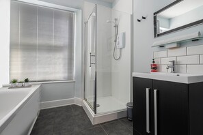 House, 4 Bedrooms | Bathroom - JOIVY Charming 4-Bed House Near The Hoe Park (Plymouth)
