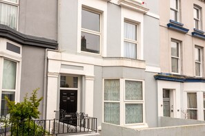 Exterior - JOIVY Charming 4-Bed House Near The Hoe Park (Plymouth)