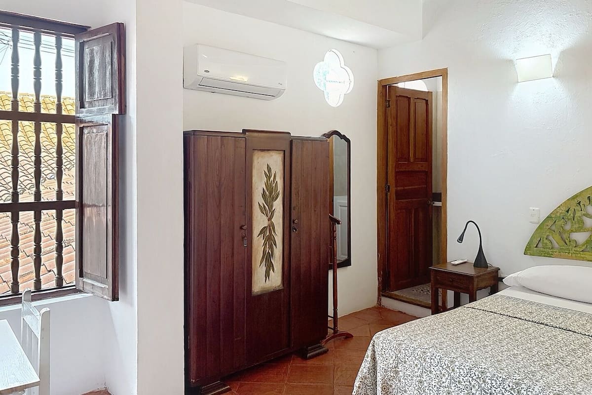 Quarto casal conforto | Escrivaninha, espaço de trabalho para notebook, Wi-Fi de cortesia