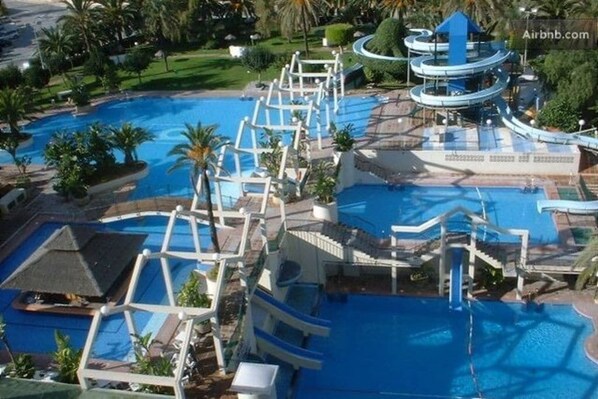 Una piscina al aire libre