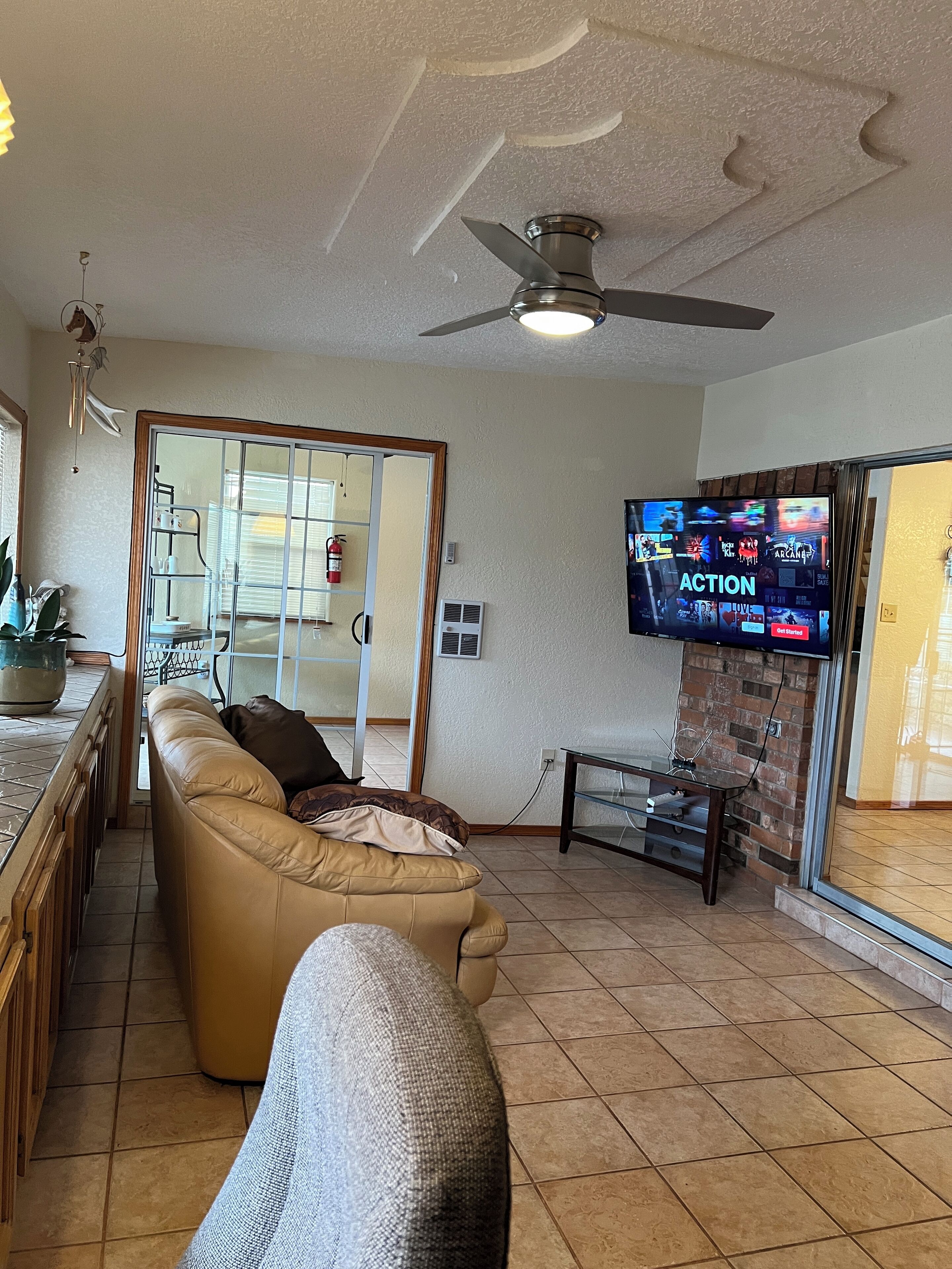 TV connectée, cheminée, livres, écrans d'ordinateur