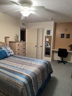 3 bedrooms, desk, iron/ironing board, free WiFi - Beauty & Cozy w-King Bed Home By Country Club (El Paso)