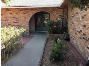 Exterior detail - Beauty & Cozy w-King Bed Home By Country Club (El Paso)