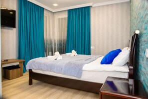 7 chambres, fer et planche à repasser, Wi-Fi, draps fournis