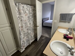 Bathtub - Modern & Spacious Duplex (Sumter)