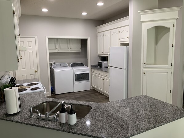 Fridge, microwave, oven, dishwasher - Modern & Spacious Duplex (Sumter)