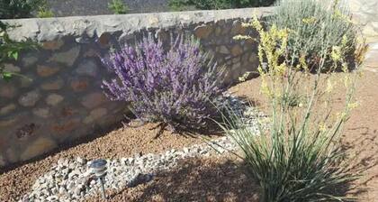 Beauty Charming Transmountain Home w-King Bed By beautiful trails!