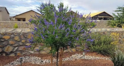 Beauty Charming Transmountain Home w-King Bed By beautiful trails!