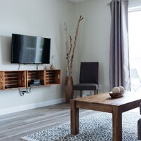 Appartement de deux chambres à coucher + divan-lit | Living area | 40-inch LED TV with cable channels, TV