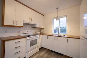 Appartement de deux chambres à coucher + divan-lit | Private kitchen