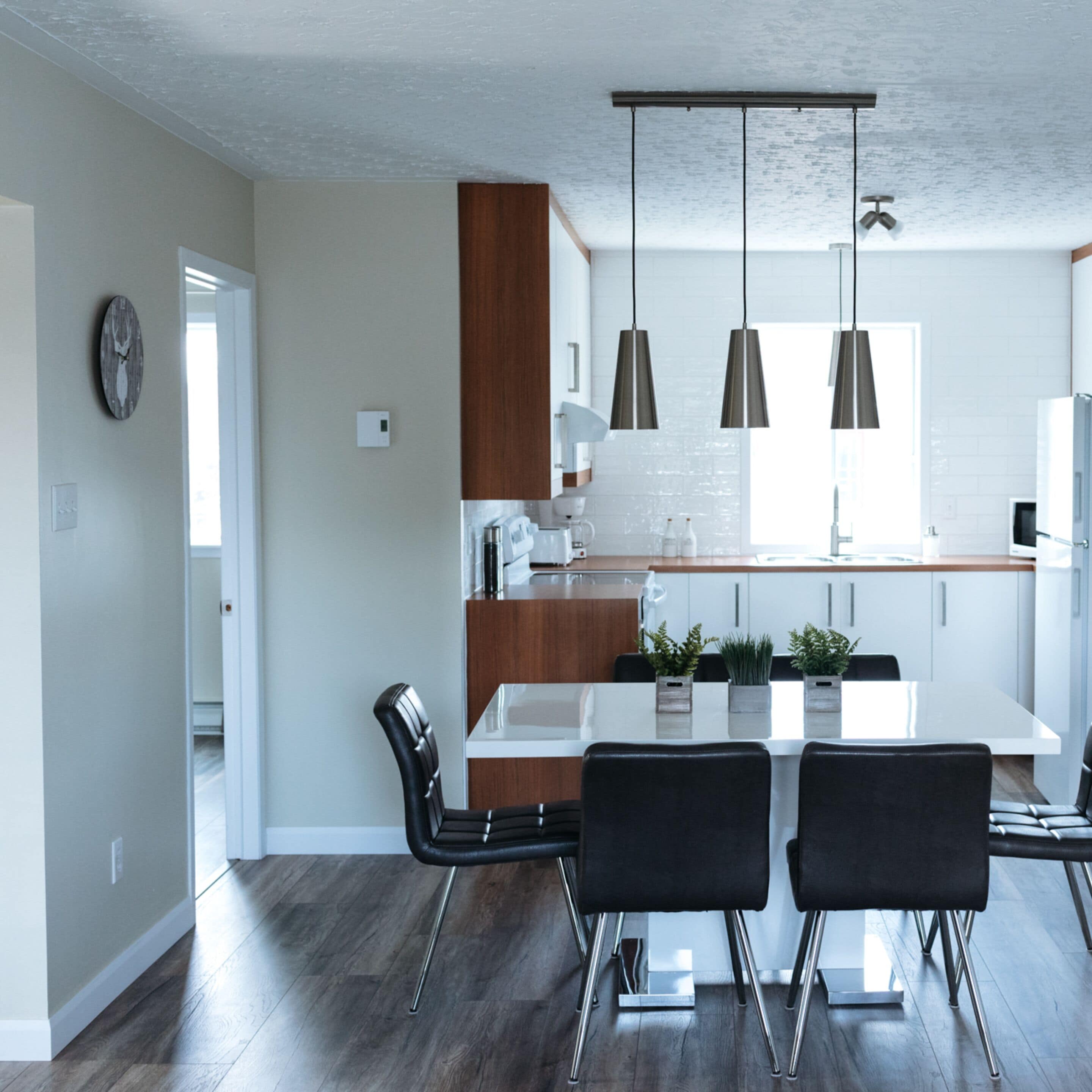 Appartement de deux chambres à coucher + divan-lit | Eget kjøkken | Kjøleskap, mikrobølgeovn, ovn og kaffetrakter/tekoker