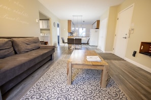 Appartement de deux chambres à coucher + divan-lit | Living area | 40-inch LED TV with cable channels, TV - Le Contemporain (Rouyn-Noranda)