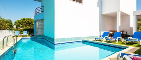 Et oppvarmet basseng