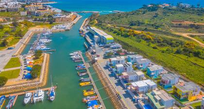 Unique villa w/ heatable pool by the Marina