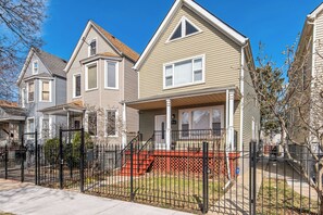 Exterior - 4BR Bright City Retreat-Sleeps 12-Garage Parking (Chicago)