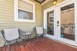 Terrace/patio - 4BR Bright City Retreat-Sleeps 12-Garage Parking (Chicago)