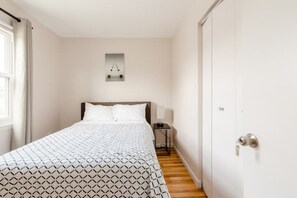 2 bedrooms, iron/ironing board, WiFi, bed sheets - Vacation SPOT near Brookland Catholic School (Washington)