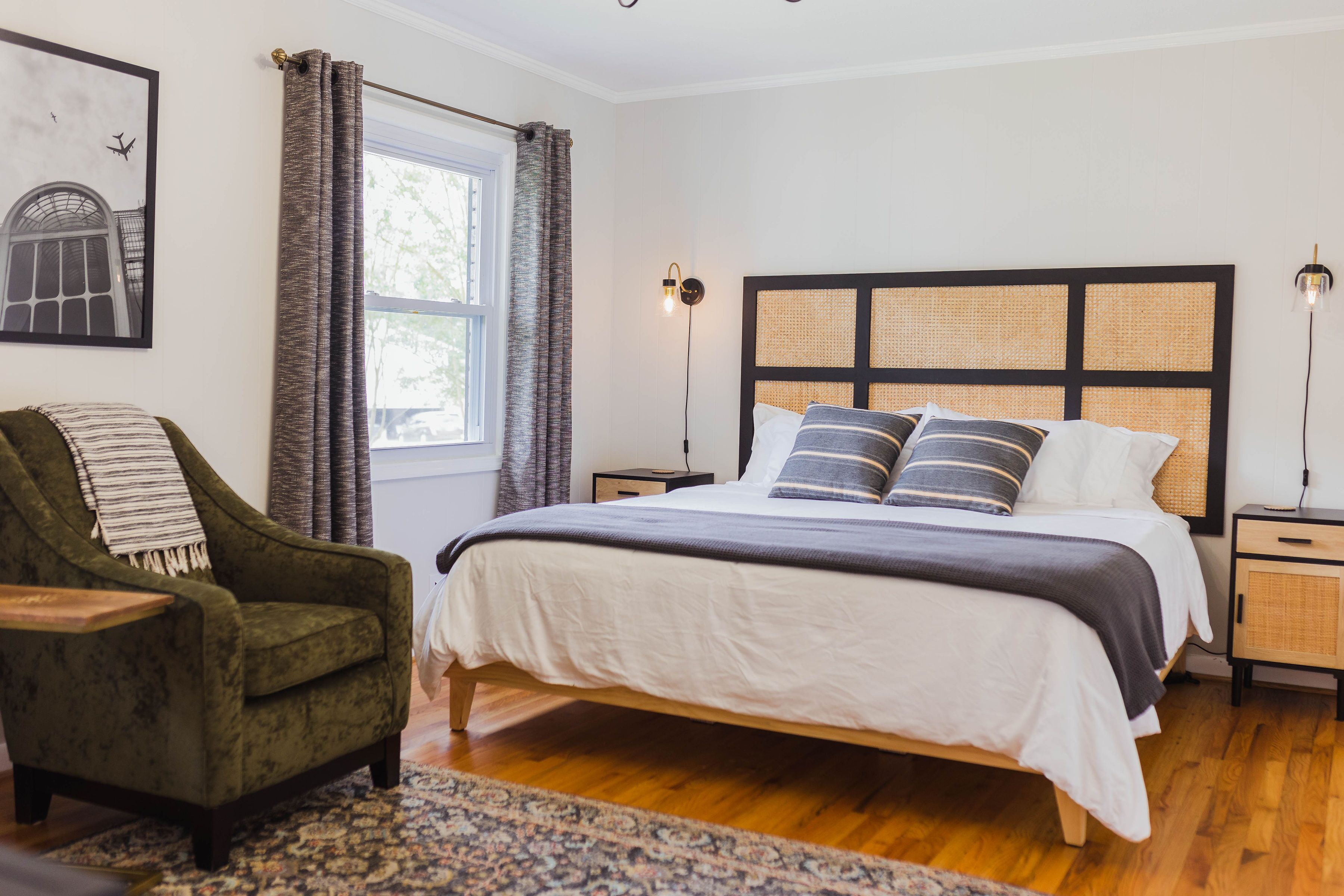 4 dormitorios, escritorio, tabla de planchar con plancha y cuna de viaje