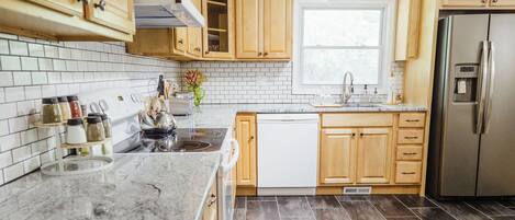 Refrigerador, microondas, horno y parrilla de estufa