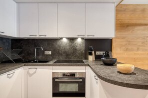 Een koelkast, een microgolfoven, een oven, een vaatwasser