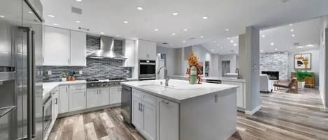 Refrigerador, microondas, horno y parrilla de estufa