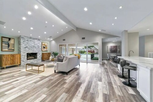 Stunning 4 beds/4.5 baths Villa with pool