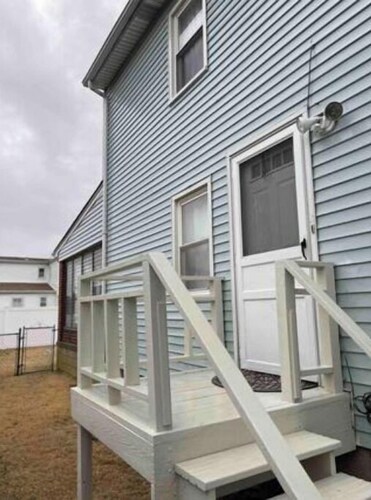 Cozy, Bright & Quiet apartment unit. Close to mall & transportation.