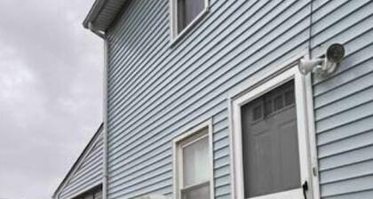 Cozy, Bright & Quiet apartment unit. Close to mall & transportation.